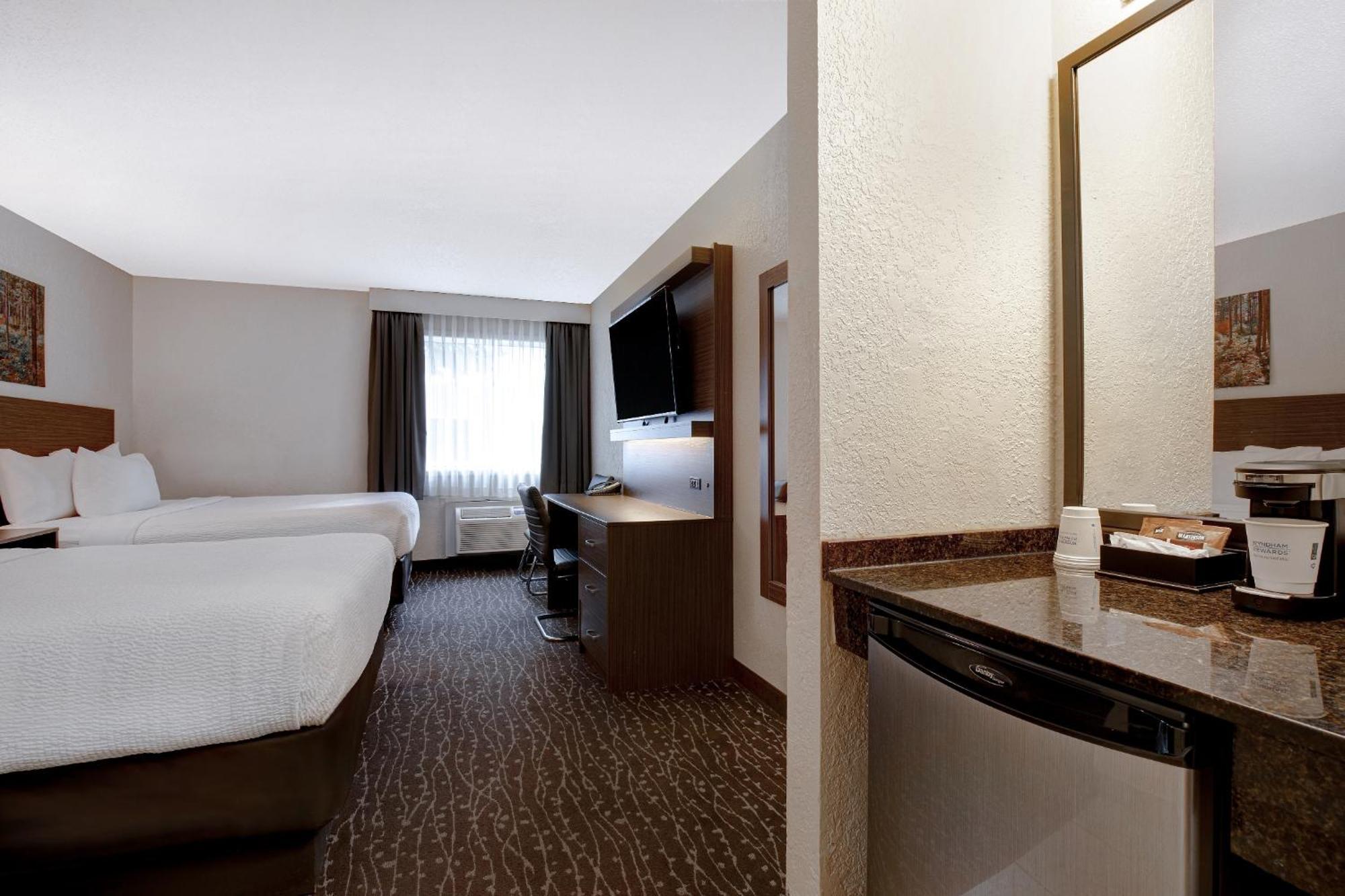 Days Inn & Conference Centre By Wyndham פרינס אלברט מראה חיצוני תמונה